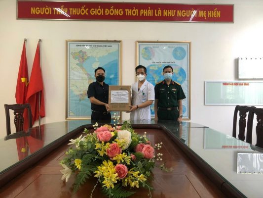 Vệ sĩ Uy long công tác cùng công ty Monova trao tặng Lô hàng Vitamin C đến tuyến đầu Hà Nội